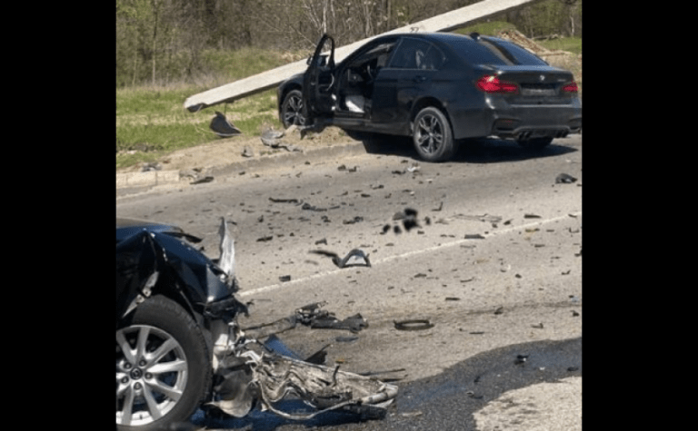 У Кам’янському BMW зіткнувся з Mazda, вилетів на узбіччя та зніс електроопору: подробиці ДТП