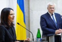 Бербок звинуватила Путіна в затягуванні переговорів щодо України