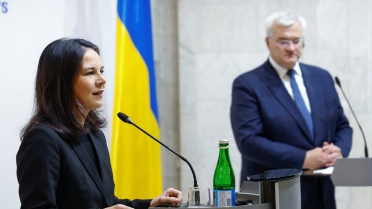 Бербок звинуватила Путіна в затягуванні переговорів щодо України