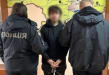 Напала на відвідувача закладу: у Дніпрі поліцейські затримали підозрювану