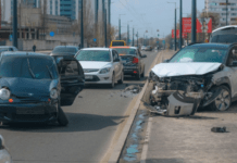 На Калиновій у Дніпрі Hyundai зіткнувся з Daewoo та відлетів на тротуар