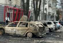 Обстріл Сум: ДСНС показала неушкоджений прапор України, який залишився серед руїн (фото)