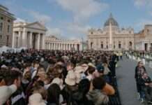 Десятки світових лідерів, зокрема Зеленський, прибули до Ватикану на похорон папи Франциска