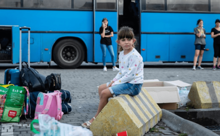 На Дніпропетровщині оголосили примусову евакуацію сімей з дітьми: подробиці