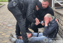 У Запоріжжі 44-річний чоловік напав на поліцейських з ножем: деталі