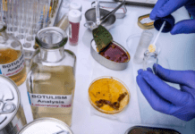 Отруїлись домашньою ковбасою: у Дніпрі рятують родину з трьома дітьми від ботулізму