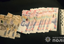 Накинувся на чоловіка біля банкомата: поліцейські Дніпра затримали підозрюваного у пограбуванні