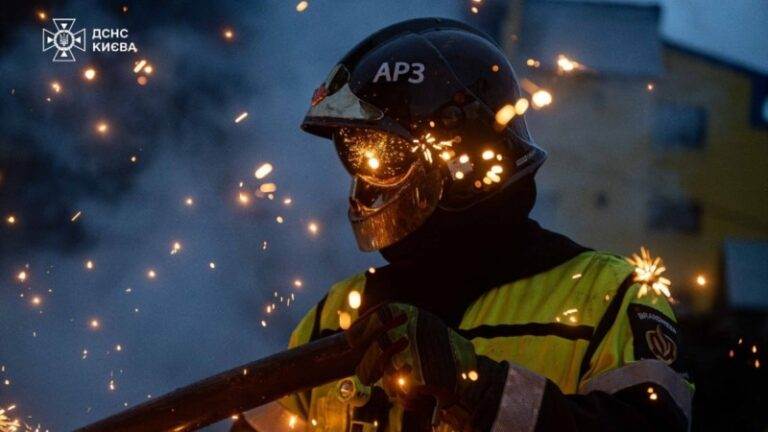 ДСНС: у Києві триває ліквідація наслідків вчорашнього удару Росії
