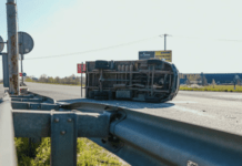 На Донецькому шосе під Дніпром перекинулась вантажівка: деталі