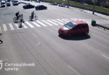 На Слобожанському проспекті у Дніпрі зіштовхнулись Opel та Mitsubishi, машина ледь не зачепила людей