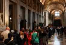 Тисячі людей прийшли до гробниці папи Франциска в Римі