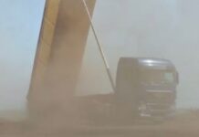 Патрульні Дніпра виявили вантажівку, водій якої скидав у балку відходи