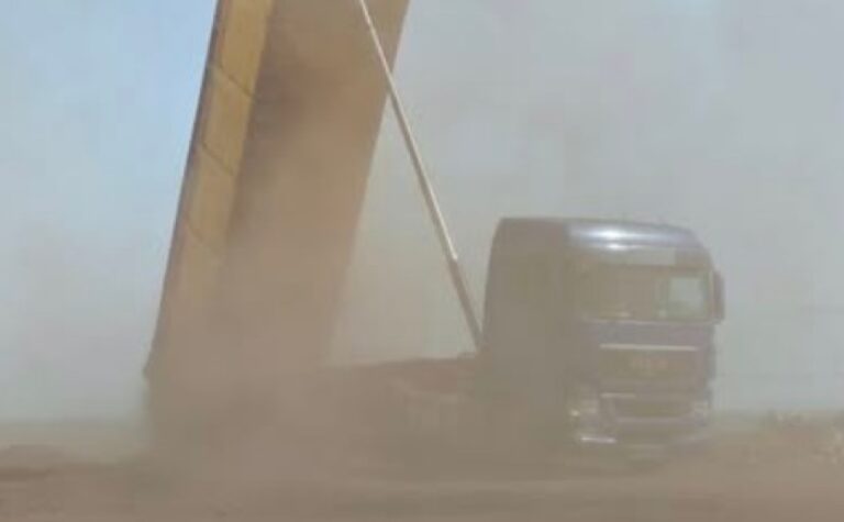 Патрульні Дніпра виявили вантажівку, водій якої скидав у балку відходи