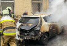 У Києві горів автомобіль, перехожі затримали ймовірного причетного – поліція