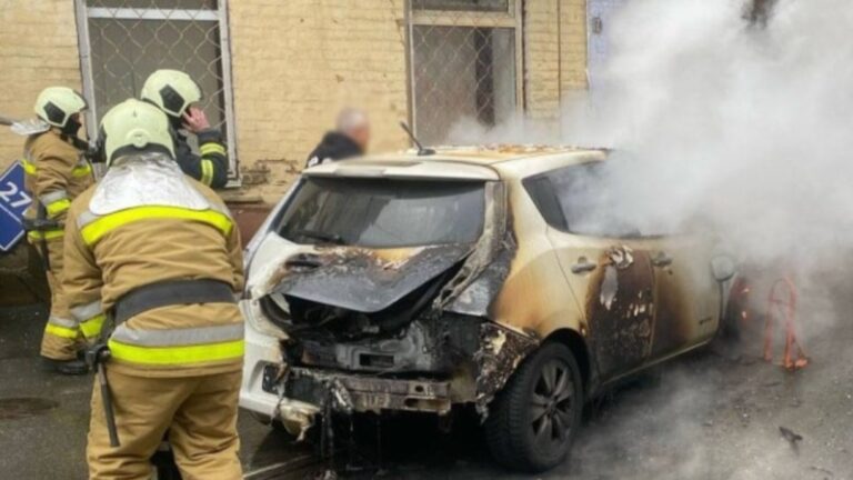У Києві горів автомобіль, перехожі затримали ймовірного причетного – поліція