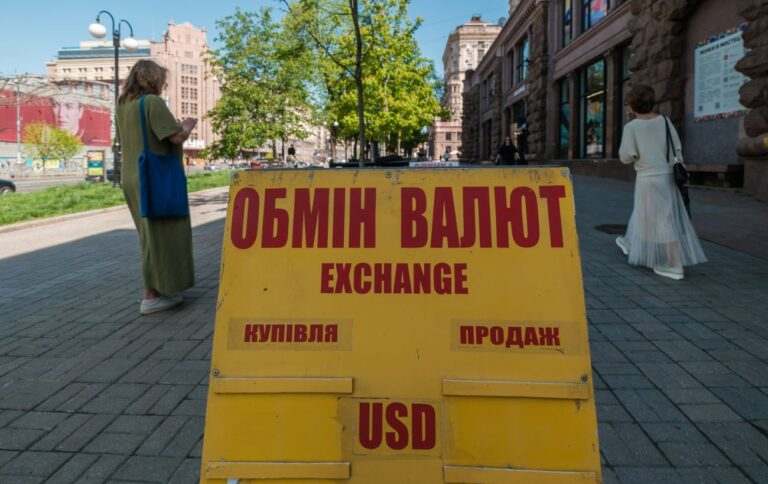 Важливий місяць для валюти: яким може бути курс долара в травні