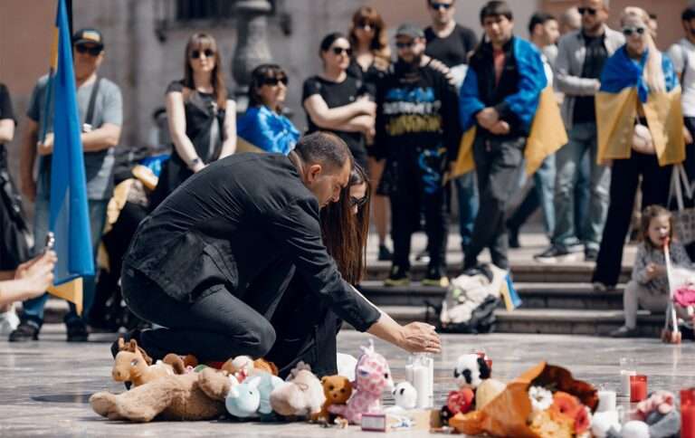 Лише труни та тиша: у Валенсії вшанували загиблих у Кривому Розі дітей