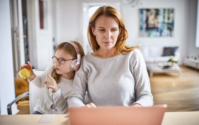 Батьки зможуть працювати вдома під час дистанційного навчання дітей: деталі