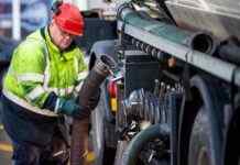 Бензин, дизель і автогаз за місяць подешевшали майже на гривню: ціни на АЗС