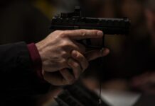 В Миколаєві чоловік влаштував стрілянину біля магазину: його спіймали завдяки одній деталі