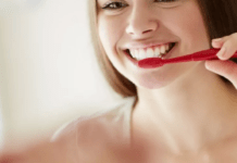 Ранкове та вечірнє чищення зубів: у чому різниця та які пасти підходять краще