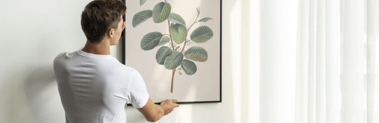 Як розвісити картини на стіні: 4 дизайнерські прийоми, що працюють