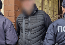 Погрожували фізичною розправою: у Кам’янському двоє чоловіків пограбували 20-річного перехожого