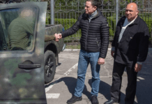 Мер Кам’янського передав захисникам вантажівку