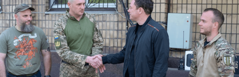 Мер Кам’янського передав захисникам FPV-дрони та інше необхідне обладнання