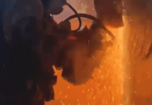 На Дніпропетровщині вогнеборці врятували жінку та двох дітей під час пожежі в багатоповерхівці