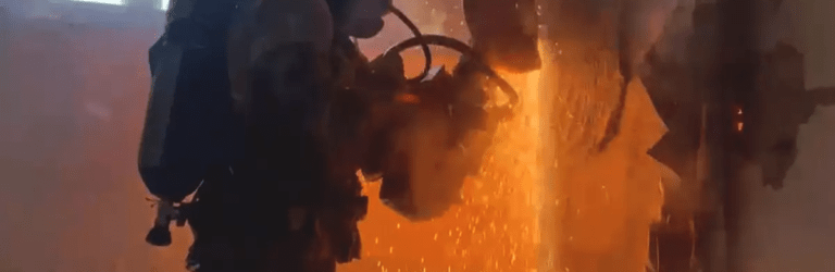 На Дніпропетровщині вогнеборці врятували жінку та двох дітей під час пожежі в багатоповерхівці