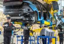 Фабрики зупиняються, робітники у відпустках: мита Трампа вдарили по Китаю