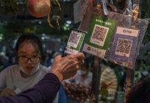 Підвищать ціни або підуть: як китайські продавці реагують на мита Трампа