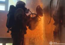 У Кривому Розі, ліквідовуючи пожежу в багатоповерхівці, вогнеборці врятували трьох людей