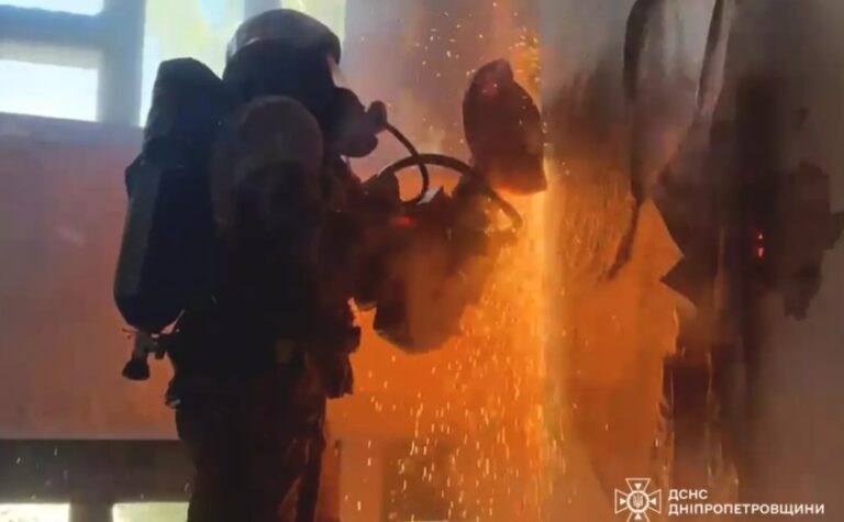 У Кривому Розі, ліквідовуючи пожежу в багатоповерхівці, вогнеборці врятували трьох людей