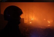 Пожежа на 6000 кв. м: на ранок рятувальники Дніпра ліквідували загоряння внаслідок ракетного удару