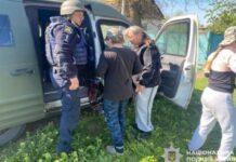 Поліцейські офіцери Синельниківщини допомогли евакуювати маму з двома дітьми з прифронтової громади на Дніпропетровщині