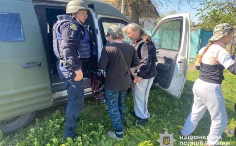 Поліцейські офіцери Синельниківщини допомогли евакуювати маму з двома дітьми з прифронтової громади на Дніпропетровщині
