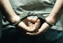 Поліція затримала водія авто, який у м. Кам’янське під час комендантської години зі зброєю зайшов до приміщення АЗС