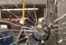 У Кривому Розі невідомі обстріляли тролейбус