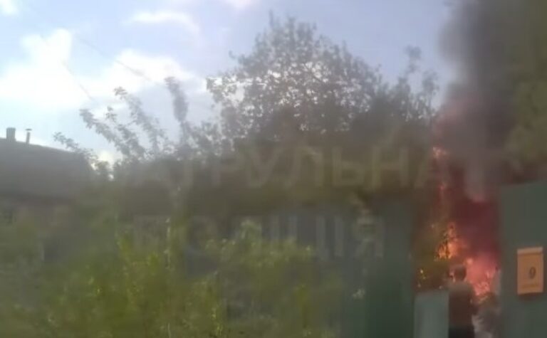 У Запоріжжі патрульні разом із вогнеборцями врятували чоловіка з палаючого будинку