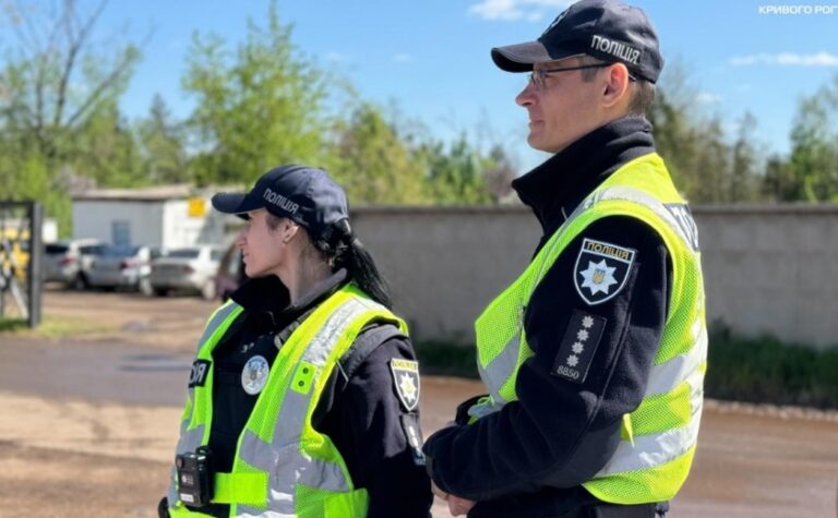 Патрульні Кривого Рогу посилили нагляд за безпекою дорожнього руху поблизу місць поховань