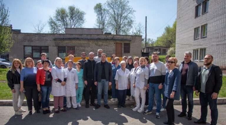 Педіатричному корпусу Міської лікарні №9 у Камʼянському передали потужний генератор