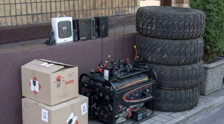 Камʼянське допомагає нашим оборонцям на фронті: цього разу передали FPV-дрони та прилади для управління, радіостанції, генератор і автомобільну гуму