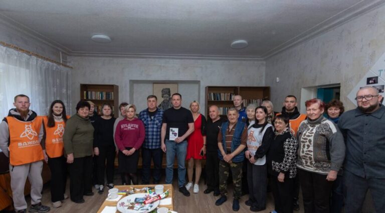 Представники міської та районної адміністрацій Камʼянського провели зустріч із переселенцями