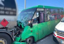 У Києві маршрутка з людьми влетіла в автоцистерну: перші фото та деталі про постраждалих