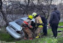 У Дніпрі надзвичайники вивільнили водія з пошкодженого внаслідок ДТП автомобіля