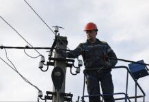 За дві доби енергетики повернули світло майже 38 тисячі родин після обстрілів, – ДТЕК