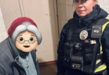 Не могла знайти дорогу додому: патрульні Дніпра допомогли літній жінці повернутися до рідних