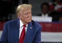 “Ніхто не злізе з гачка”: Трамп роз’яснив позицію по митах на електроніку